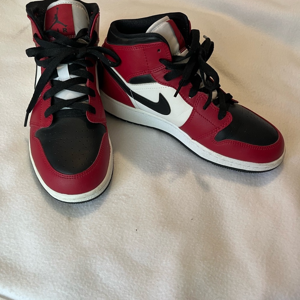 Nike Jordans Chicago Mid